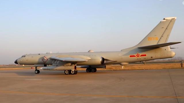 El nuevo bombardero chino cargado con misiles balísticos KD-21.