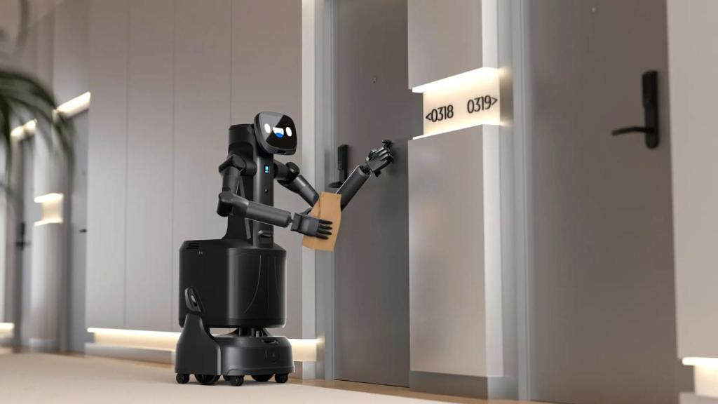 El robot FlashBot Arm entregando un paquete en una habitación de hotel.