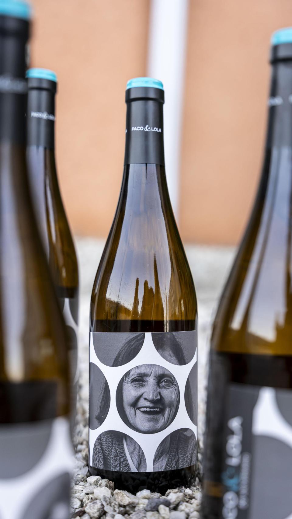 Botella de Paco & Lola con la nueva etiqueta temporal.