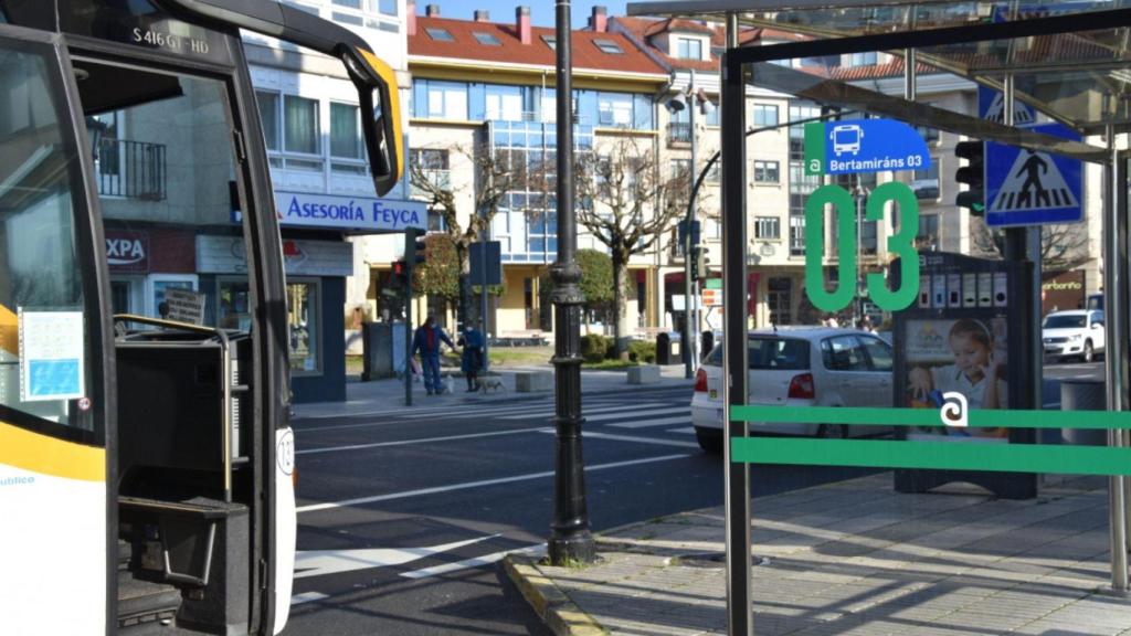 Parada de autobús en Bertamiráns, en Ames.