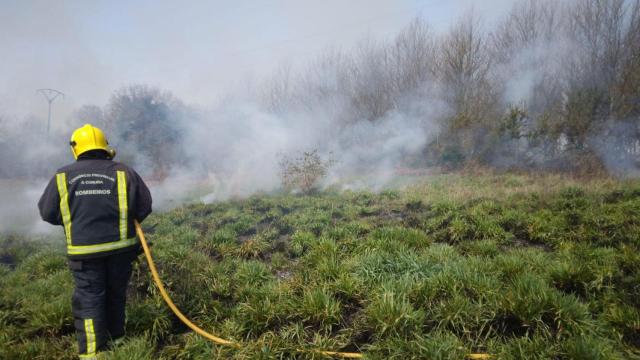 Los bomberos extinguen un incendio en Arzúa.