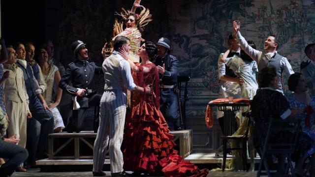 Una escena de 'La verbena de la Paloma', dirigida por Nuria Castejón. Foto: Elena del Real