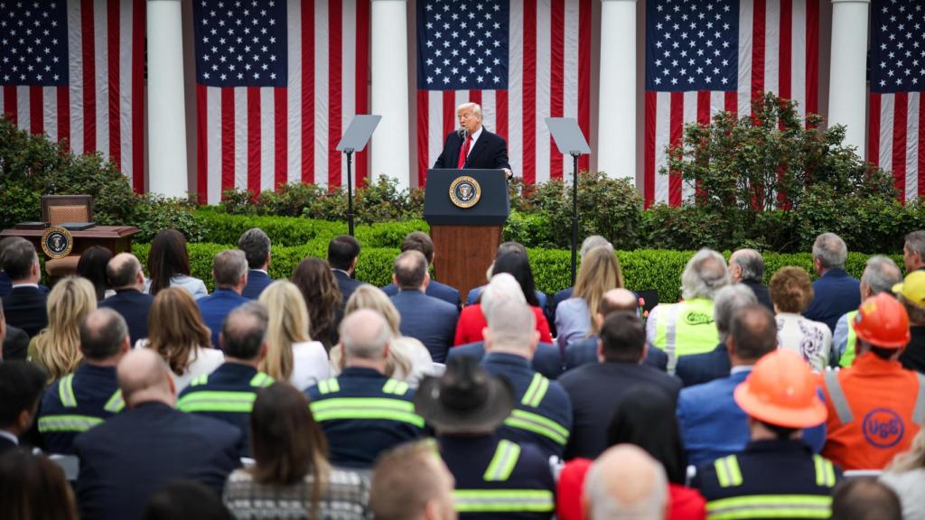 Donald Trump anunciando los aranceles recíprocos