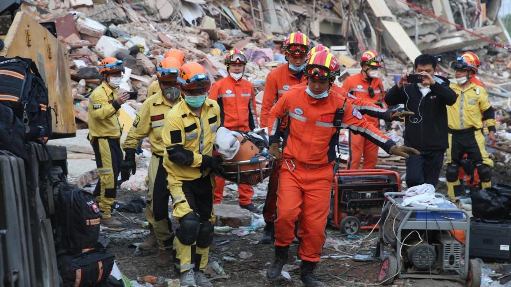 Miembros del equipo de búsqueda y rescate enviado por China a Mandalay para ayudar en las tareas de emergencia.