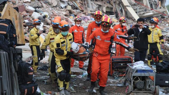 Miembros del equipo de búsqueda y rescate enviado por China a Mandalay para ayudar en las tareas de emergencia.