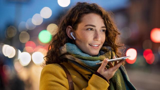 Mujer enviando un audio