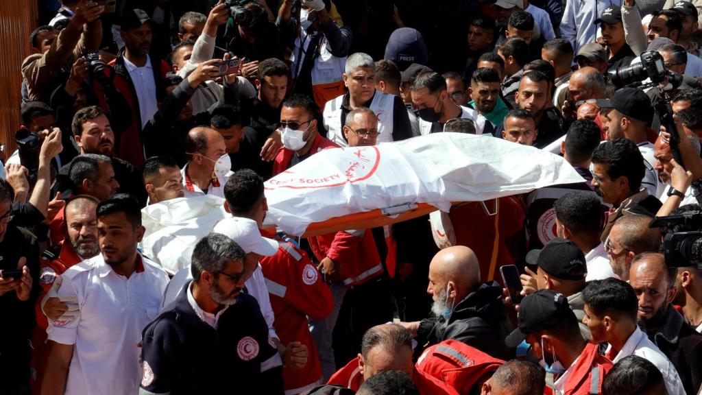 Otra imagen del funeral de los médicos.