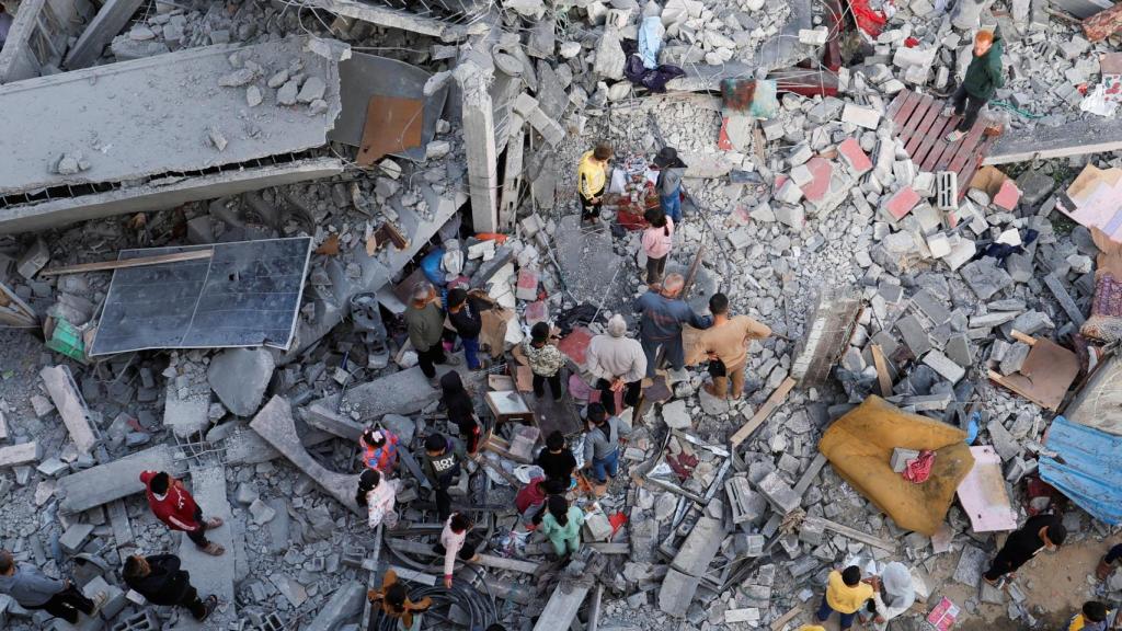 Efectos de un bombardeo israelí en Yan Junis, al sur de Gaza.