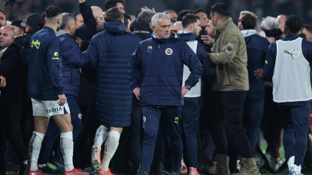 Jose Mourinho, durante la trifulca entre Fenerbahce y Galatasaray