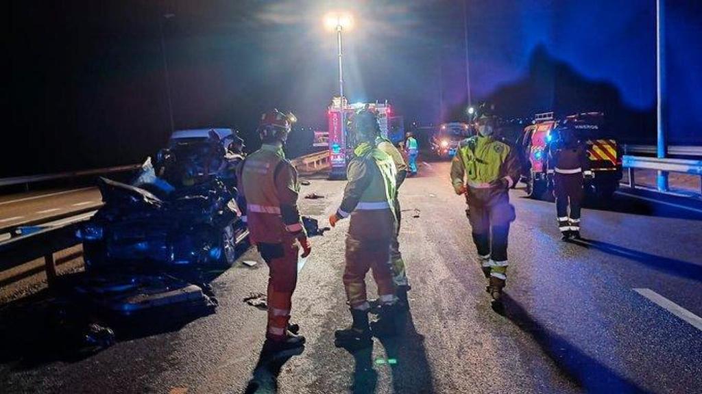 Imagen de los bomberos trabajando en el accidente de la AP-66