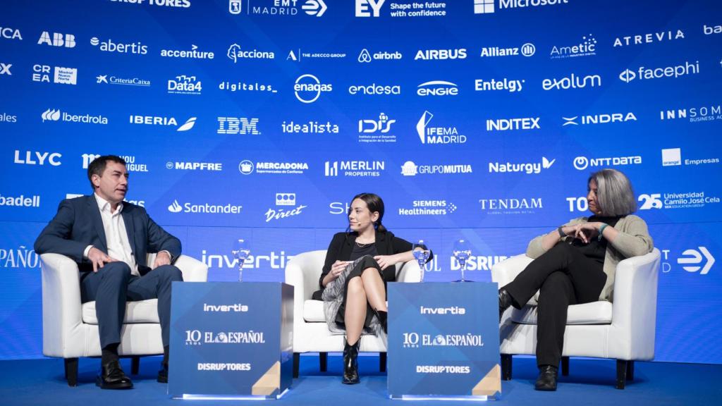 Carlos Martín, director general de Coca-Cola Iberia; Alba Pérez, redactora de energía de Invertia y Nuria Giménez, head of Digital & Data para Europa de The Coca-Cola Company durante su intervención en el V Foro Económico Español Wake Up, Spain!, organizado por EL ESPAÑOL, Invertia y Disruptores.