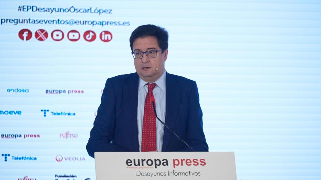 El ministro para la Transformación Digital y de la Función Pública, Óscar López, protagoniza un desayuno informativo de Europa Press, a 2 de abril de 2025.
