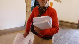 El presidente del Partido Regionalista del Bierzo, Tarsicio Carballo, durante la entrega de firmas recogidas contra la subida de las tasas municipales del agua y la basura