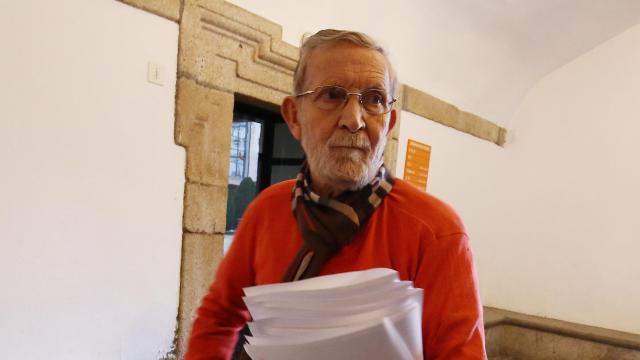 El presidente del Partido Regionalista del Bierzo, Tarsicio Carballo, durante la entrega de firmas recogidas contra la subida de las tasas municipales del agua y la basura