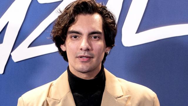 Alejandro Reyes, hijo de Ivonne Reyes y Pepe Navarro, en un acto público en diciembre de 2023.