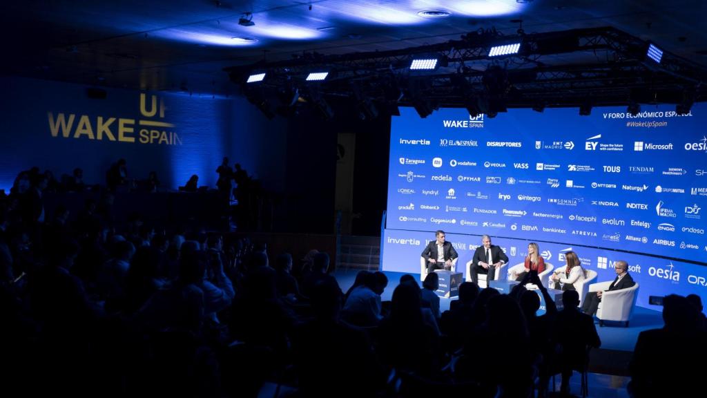 De izquierda a derecha: Javier Olveira, director de Ingeniería de Masorange; Javier Tomás, director de Ciberseguridad de Cipherbit-Grupo Oesía; Beatriz Aznar, redactora jefa de DISRUPTORES;  Elena García Díez, chief Security Advisor de Microsoft; y Miguel Santos Luparelli Mathieu, Product Innovation director de Facephi.