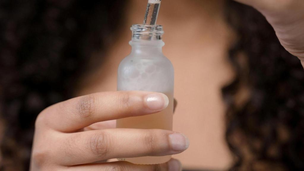 Uso de serums en la rutina facial.