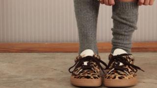 Cuida tus pies sin comprometer el estilo: así son las zapatillas que ya tienen Isabelle Junot y María Fernádez-Rubíes