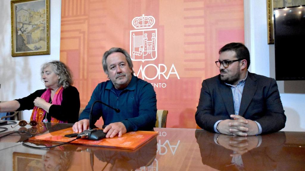 La concejala de Servicio Sociales, Auxi Fernández; el alcalde de Zamora, Francisco Guarido; y el presidente del Secretariado Gitano en Zamora, Carlos Fernández