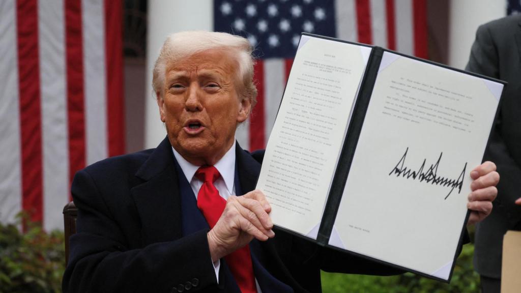 Donald Trump sostiene la orden ejecutiva firmada sobre aranceles en la Casa Blanca.