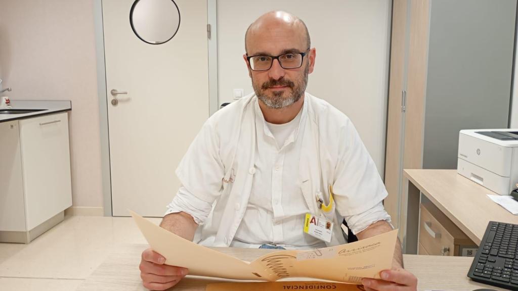 El neuropediatra Salvador Ibáñez, en su despacho del Hospital Virgen de la Arrixaca.