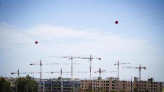 Imagen de las grúas en la construcción de viviendas protegidas en el sector Universidad, en Málaga capital.