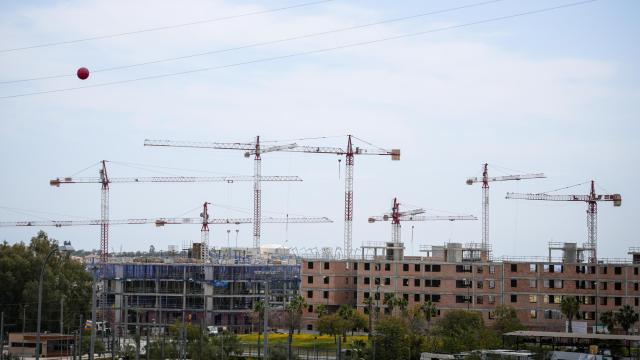 Imagen de las grúas en la construcción de viviendas protegidas en el sector Universidad, en Málaga capital.