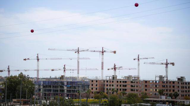 Imagen de las grúas en la construcción de viviendas protegidas en el sector Universidad, en Málaga capital.