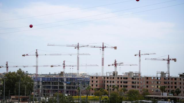 Imagen de las grúas en la construcción de viviendas protegidas en el sector Universidad, en Málaga capital.