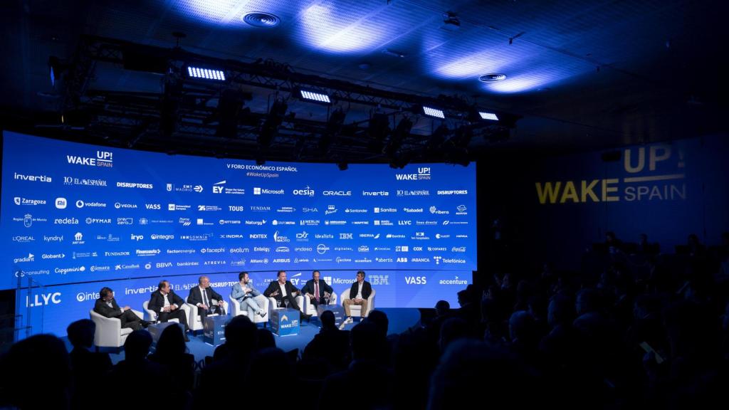 Responsables de empresas líderes durante la mesa redonda moderada por Alberto Iglesias, subdirector de DISRUPTORES.