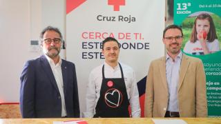 Javier Vicente, coordinador de Cruz Roja en Salamanca; Héctor Carabias, representante de Maestres de Cocina de Castilla y León, y Óscar Monclús, director de Alcampo para Castilla y León.