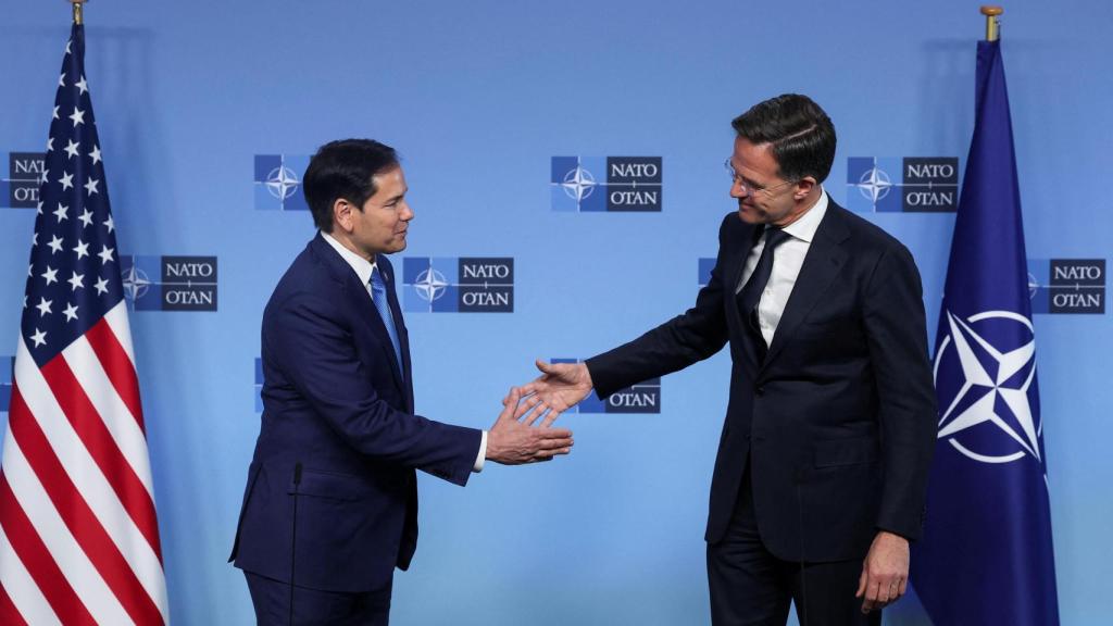 El secretario de Estado, Marco Rubio, saluda al jefe de la OTAN, Mark Rutte, durante la reunión de este jueves en Bruselas