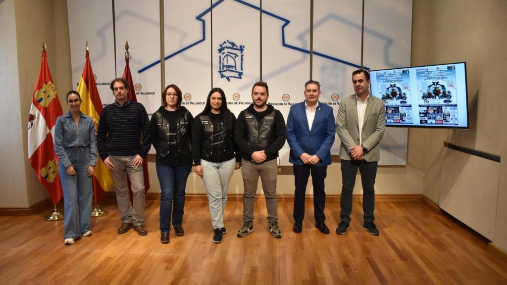 Los alcaldes de La Cistérniga y Cogeces del Monte junto a representantes de la Asociación de Fibrosis Quística de Castilla y León y de la asociación motera 'Jabalís Truferos'