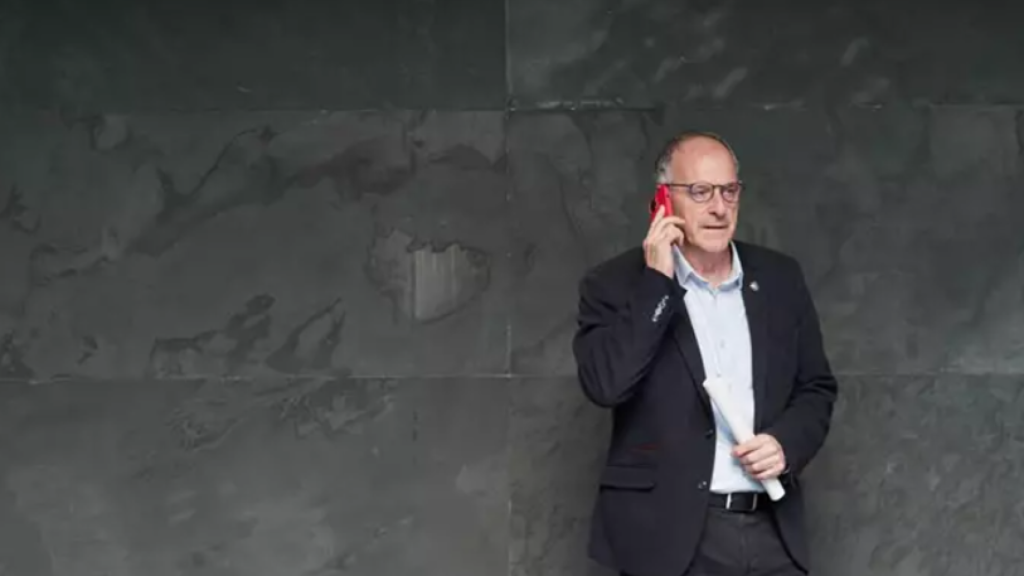 Adolfo Araiz, al teléfono en los pasillos del parlamento foral.