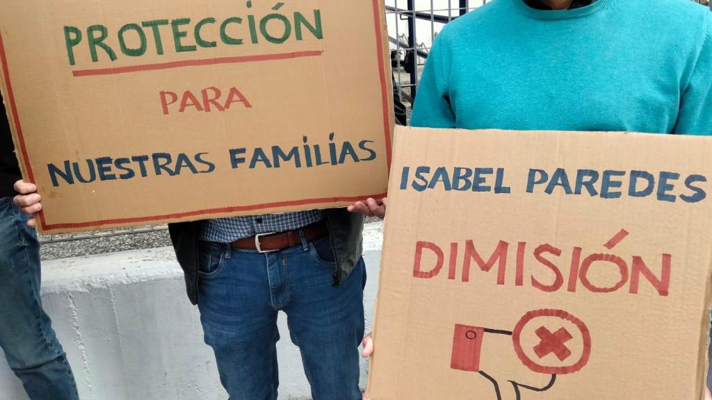 Manifestantes contra Isabel Paredes, delegada de Educación de Cádiz