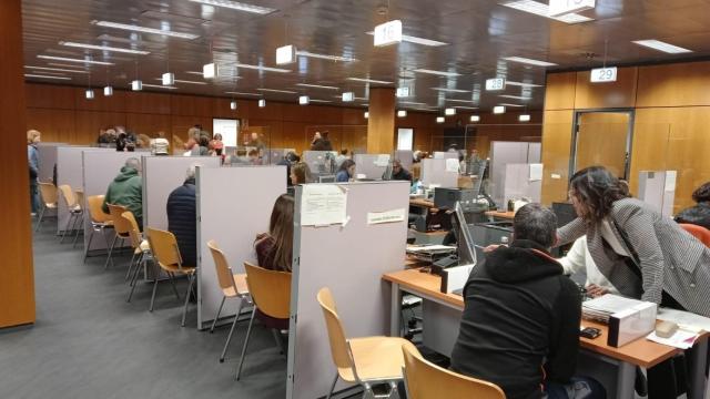 Contribuyentes en una oficina de la Agencia Tributaria.