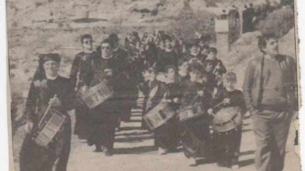 El abuelo Joaquín (el primero) con el tercerol en la cabeza, detrás Nicanor, después Esperanza y su hermano.