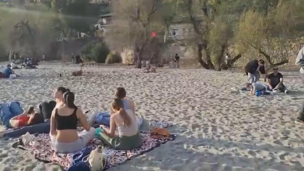 Vecinos de Toledo en las riberas del Tajo en la zona arenosa creada tras la crecida del río