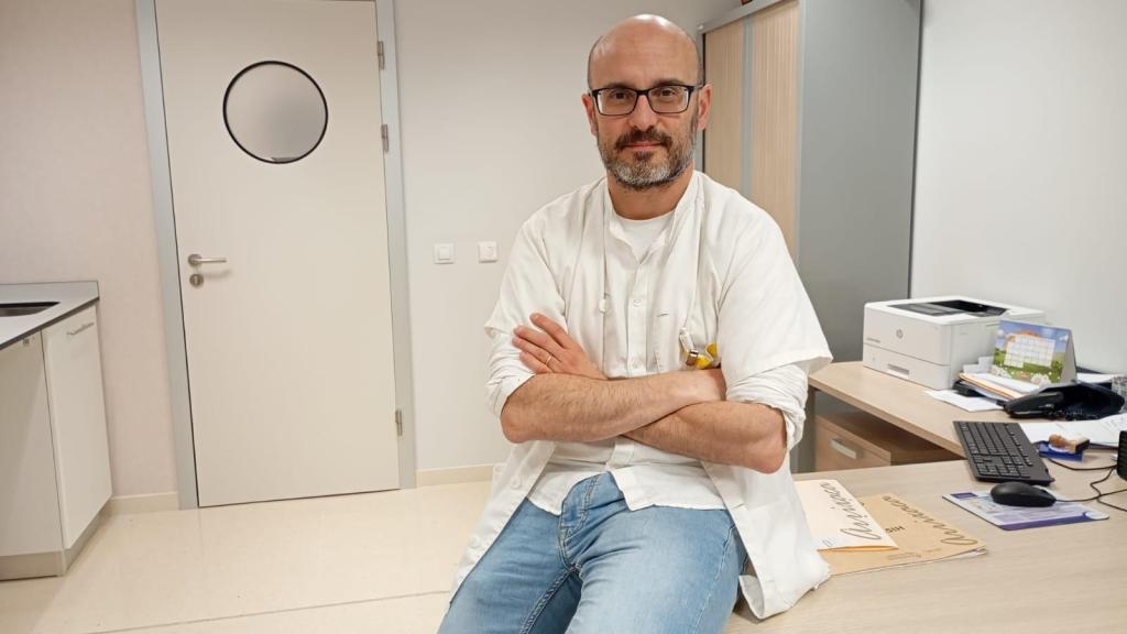 El doctor especializado en neurología pediátrica, Salvador Ibáñez, posa en su despacho tras su entrevista con EL ESPAÑOL.