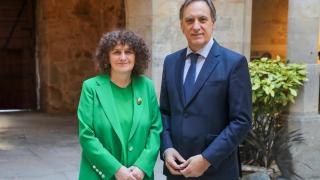 La presidenta del Grupo y alcaldesa de Santiago de Compostela, Goretti Sanmartín, junto al alcalde de Salamanca, Carlos García Carbayo
