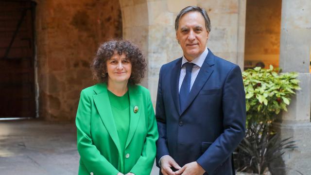 La presidenta del Grupo y alcaldesa de Santiago de Compostela, Goretti Sanmartín, junto al alcalde de Salamanca, Carlos García Carbayo