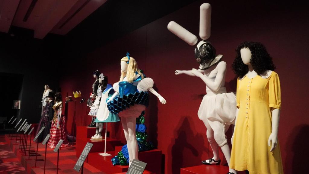 Los disfraces y esculturas presentados en la exposición. Foto: Gabriel Lavao