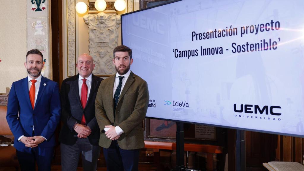 El rector de la Universidad Europea Miguel de Cervantes, David García; el alcalde de Valladolid, Jesús Julio Carnero; y el concejal de Hacienda, Personal y Modernización Administrativa, Francisco Blanco