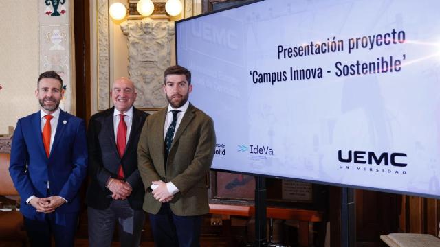El rector de la Universidad Europea Miguel de Cervantes, David García; el alcalde de Valladolid, Jesús Julio Carnero; y el concejal de Hacienda, Personal y Modernización Administrativa, Francisco Blanco