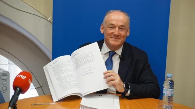 Miguel Lorenzo muestra las alegaciones del PP municipal al presupuesto de A Coruña para 2025.