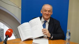 Miguel Lorenzo muestra las alegaciones del PP municipal al presupuesto de A Coruña para 2025.