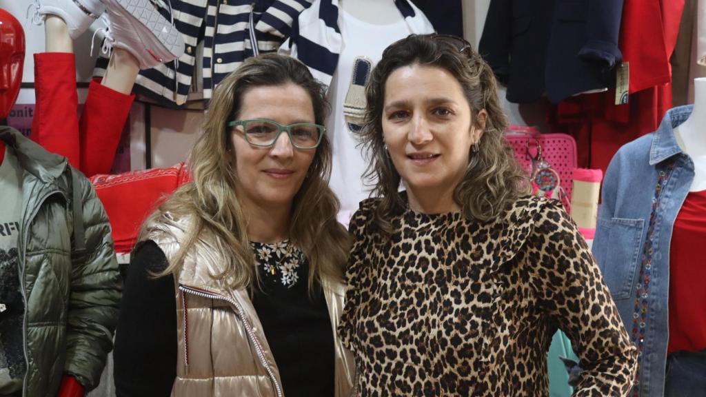 Mónica y Angeles, de Marina Moda, tienda de ropa situada en el Centro Comercial Coia 4