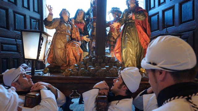 Salida de la talla del Longinos en la Procesión de la Soledad de Medina de Rioseco (Valladolid)