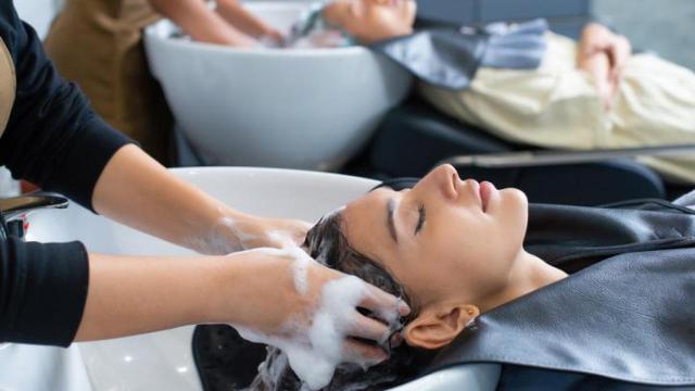 Mujeres lavándose el pelo en la peluquería.