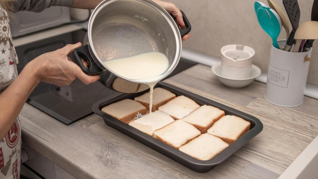 Preparando unas torrijas en la cocina.